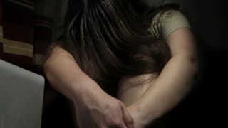 Fetita de 10 ani, abuzata sexual la cinematograf, sub ochii mamei sale! Camerele de supraveghere au surprins imagini terifiante