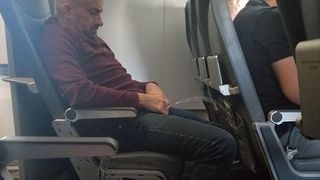 A agresat sexual doua pasagere, iar ce a facut apoi este de-a dreptul dezgustator! Imagini de groaza surprinse la bordul unui avion