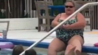 N-o sa iti vina sa crezi ce a facut aceasta femeie in piscina unui hotel de lux! Oamenii nu stiau cum sa iasa mai repede din apa