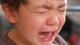 L-au pus sa le linga pantofii si sa manance urzici. Copil din Arges, traumatizat in curtea gradinitei. Totul a fost filmat