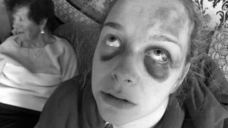 Calcata in picioare in fata copiilor pentru ca sotul nu a fost multumit de mancarea gatita