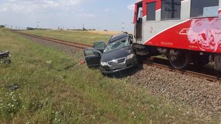 Accident cumplit in judetul Olt. O masina a fost facuta praf sub rotile unui tren! S-a lasat cu victime! Imagini TERIBILE de la fata locului