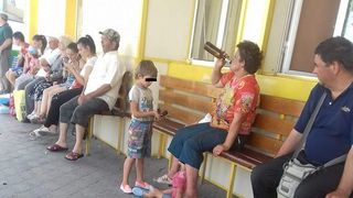 A baut o sticla de bere, iar ce le-a facut apoi copiilor este infiorator! Bietii de ei, isi doreau doar ceva de mancare