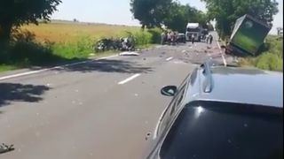 O masina a fost efectiv spulberata de un TIR bulgaresc, in comuna Amzacea din Constanta. Soferul a murit pe loc