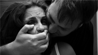 Caz TERIFIANT in Piata-Neamt! O femeie de 34 de ani a fost batuta si injunghiata in plina strada