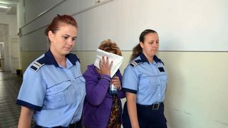 O femeie de 66 de ani a fost arestata pentru inselaciune! Femeia a luat 300.000 de euro de la zece oameni