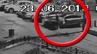 Cateva zeci de masini au fost vandalizate in Piatra Neamt. Incredibil ce facea barbatul surprins pe camerele de supraveghere!