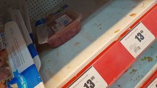 Ingrozitor! Asa se vinde carnea intr-un supermarket din Comanesti, judetul Bacau