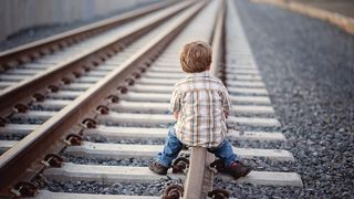 Revoltator! Motivul socant pentru care o mama isi batea copilul de un an si ameninta ca il arunca sub tren! Oamenii au chemat politia in gara de la Cluj