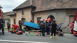 A intrat cu camionul plin cu lemne in zidul unei case. Accidentul din Sibiu a produs trei victime, dintre care doi barbati incarcerati
