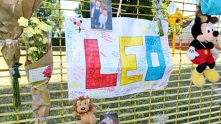 Un baietel de opt ani a murit in somn dupa ce se lovise la cap in timp ce se juca afara