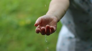 Ce tragedie! O fetita de doi ani din Vaslui s-a inecat intr-o copaie in care parintii strangeau apa de ploaie