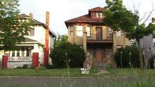 A stat cu cadavrul fiicei in casa timp de opt luni. Marturiile vecinilor sunt terifiante! Explicatia batranei i-a uimitit pe politisti