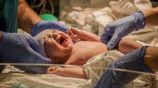 O asistenta medicala este acuzata ca a omorat 8 bebelusi! Femeia ar fi incercat sa mai omoare inca sase copii nevinovati