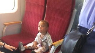 Un copil din Timisoara a fost abandonat in gara? Micutul se plimba buimacit cu trenul si plange dupa parintii lui