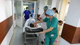 Unui copil de 8 ani din Vaslui i-a fost taiat gatul cu un cutit de catre un prieten de joaca. Totul a pornit de la o cearta banala