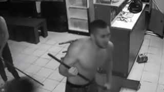 Video socant! Patru barbati din Valcea au navalit cu bate si rangi peste oamenii din bar! Au facut ravagii