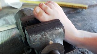 O mama si-a torturat fiica timp de 3 zile. Ti se face pielea de gaina! Politistii au gasit instrumentele de tortura in casa