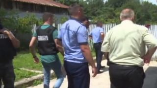 Abia divortase si se mutase in casa parintilor ei. In miezul noptii, s-a trezit cu arma la cap si a fost violata de un barbat cu cagula. Cand a aflat cine este violatorul a ramas socata