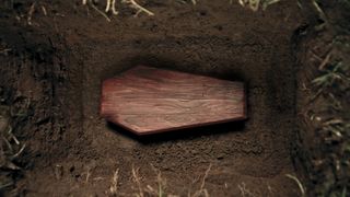 Povestea terifianta a femeii care a inviat din morti! Alice a iesit insangerata si invinetita din sicriul care era prea mic pentru ea. Ce a urmat este halucinant