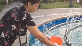 O femeie a spalat olita copilului in fantana unui parc din Iasi. Reactia ei a fost incredibila atunci cand oamenii i-au spus ca nu e normal ce face