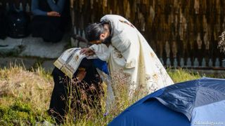 Un preot cunoscut i-a cerut unei infirimiere din Focsani sa intretina relatii cu el. "M-a pus in genunchi, s-a dezbracat si mi-a cerut sa o facem in trei!"