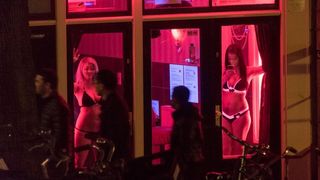 Drama Angelicai, o prostituata romanca la Amsterdam. "Clientii ma trateaza ca pe un gunoi. Unul a urinat pe mine si radea cand facea asta!"