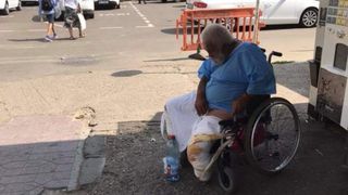 Imagini de groaza in fata unui spital din Galati! Un barbat dezbracat, plin de sange, in carucior cu rotile, a fost abandonat in fata spitalului