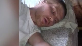 Video! Un tanar cu handicap din Barlad a fost schingiuit, mutilat si aruncat intr-un canal, cu cuie batute in genunchi. Barbatul a ajuns aproape mort la spital, in soc septic