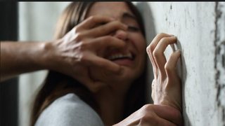 O copila din Deva a trait sase ani de calvar! A fost abuzata continuu de iubitul mamei ei - "O viola, ii facea poze si o batea pentru amuzament"