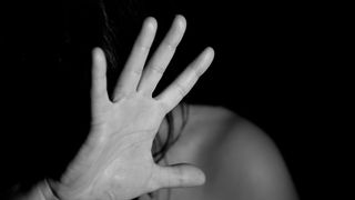 Profesor de sport, acuzat de viol de o eleva de 15 ani! Fata este in grija specialistilor si refuza sa voreasca