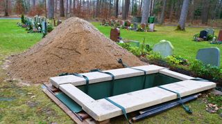 Un tanar a fost declarat mort, dar s-a trezit chiar la propria inmormantare. Momentul a fost filmat si postat pe net!