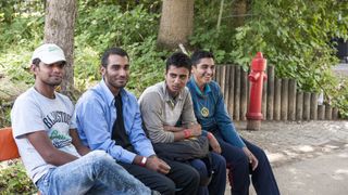 4.3 milioane de romani stau degeaba. Incaseaza din ajutorul social si din alocatii la fel de mult cat ar lua daca ar munci cu ziua - Peste 25% din populatia tarii traieste din mila Statului