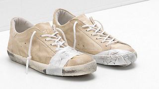 Perechea asta de tenisi costa 530 de dolari! Da, ai vazut bine! O companie face avere cu aceste incaltari