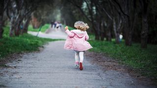 Fată de 10 ani, violată de un t&acirc;năr de 16! Băiatul a vrut să o şi ucidă - E inimaginabil la ce chinuri a putut să o supună