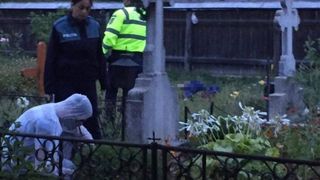 Descoperire macabră într-un cimitir din Arad! Un bărbat a fost găsit fără viaţa, chiar pe mormântul părinţilor lui