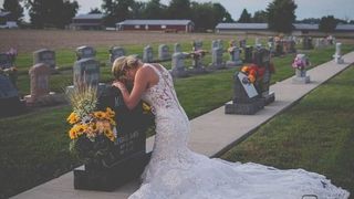 Soţul ei a murit &icirc;nainte de nuntă! T&acirc;năra s-a &icirc;mbrăcat &icirc;n rochie de mireasă şi i-a jurat iubire veşnică la morm&acirc;nt