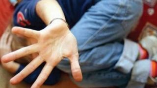 Trei tineri din Neamţ au violat un copil de 13 ani, au filmat scena şi apoi au distribuit-o colegilor de clasă