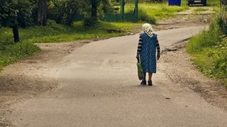 Îngrozitor! Un individ de 20 de ani a violat o bătrână folosind un ciorap de damă. Cum s-a petrecut oroarea