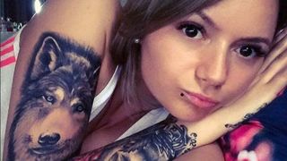 Nella Angheluţă o duce greu printre străini! Fosta iubită a lui Ionuţ Jaguarul i-a făcut pe prietenii ei să pl&acirc;ngă: &ldquo;Să trăieşti departe de casă nu e pentru toată lumea&rdquo;