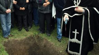 Oraşul din România unde înmormântările în weekend vor deveni un lux! Taxele ajung şi până la 3.000 de lei pentru o ceremonie funerară!