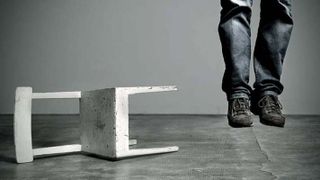 Un t&acirc;năr din Iași s-a sp&acirc;nzurat, după ce soția sa a vrut să divorțeze! Bărbatul a lăsat și un bilet de adio