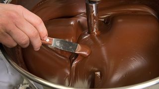 Maeștrii cofetari se pregătesc de asaltul de sărbători! &Icirc;n ateliere au &icirc;nceput să curgă, deja, r&acirc;uri de ciocolată