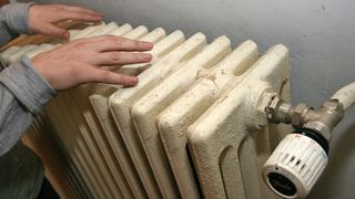 Mii de familii din Bacău au rămas fără căldură în mijlocul iernii! Bătrânii au avut cel mai mult de suferit