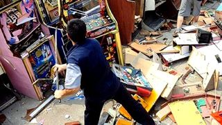 Nervos că a pierdut la păcănele, un bărbat din Neamț a devastat sala de jocuri! Cine este scandalagiul?