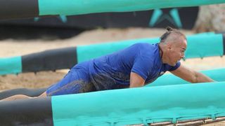 Calin Novacescu de la Exatlon e mai tare ca Van Damme! Uite-l pe Razboinic cum face spagatul sprijinit in doi busteni!