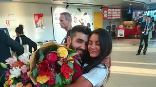 Naomi s-a intors in Romania! Primele imagini cu Razboinica la aeroport! E surprinzator cine a asteptat-o