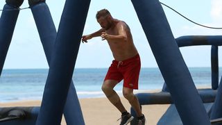 Imagini FABULOASE cu cel mai înfocat suporter al lui Cristi Pulhac! La un pas să dărâme televizor în momentul în care Faimosul câştigă puncte Video