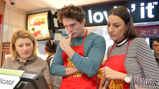 Războinicul Alex Nedelecu de la Exatlon, v&acirc;nzător la un celebru fast-food pentru o zi! Campania umanitara la care a participat pentru a ajuta copiii nevoiaşi