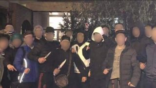 Caz terifiant &icirc;n București! Elev urmărit, bătut și tăiat de 30 de interlopi. Agresorii s-au fotografiat cu cuțitele &icirc;n m&acirc;nă